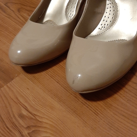 Dexflex comfort nude heels. - Picture 4 of 4